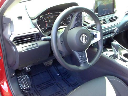 Used 2024 Nissan Altima 2.5 SV FWD image 5