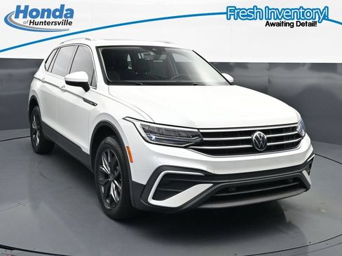 Used 2023 Volkswagen Tiguan SE w/ Panoramic Sunroof Package FWD image 1