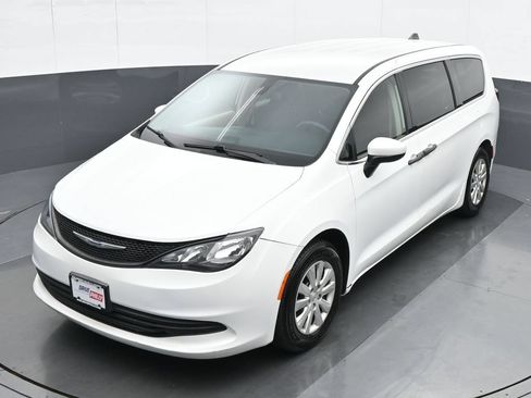 Used 2020 Chrysler Voyager L FWD image 18