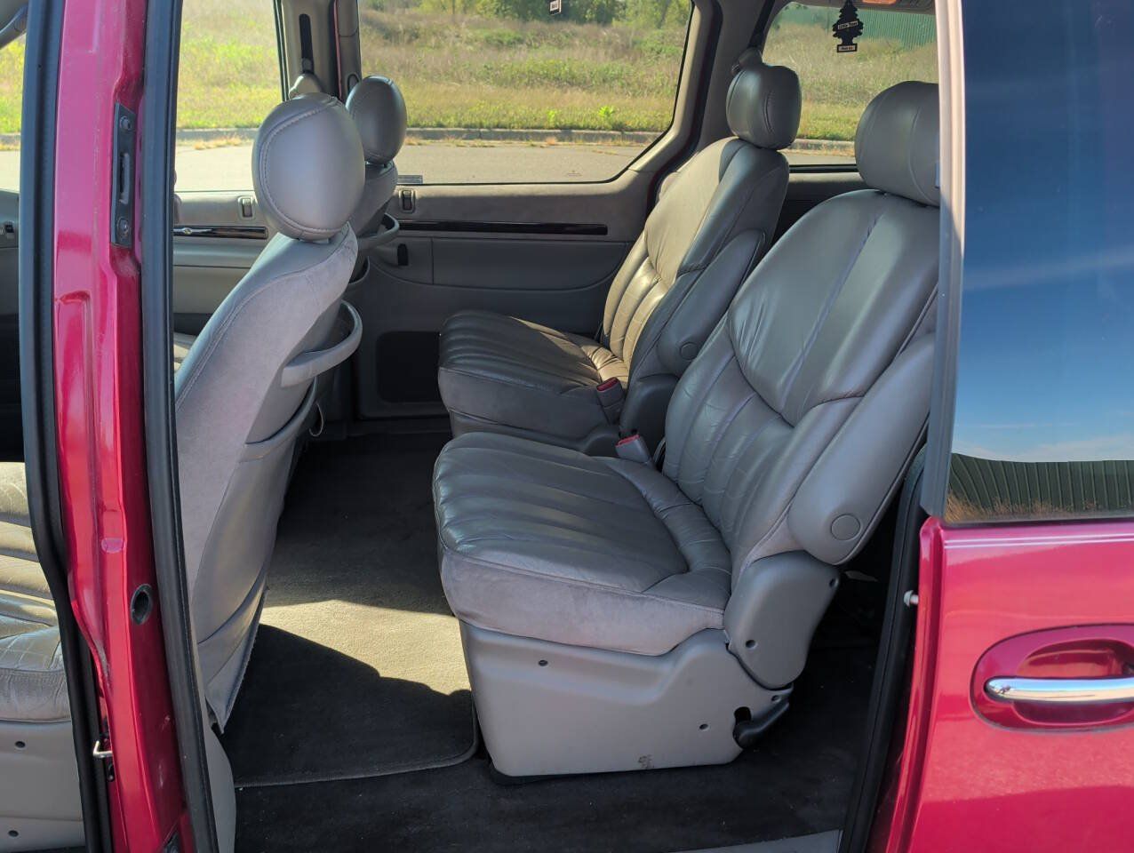 Used 1999 Chrysler Town & Country Limited FWD image 21
