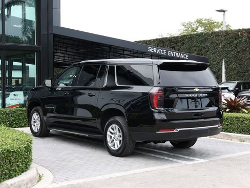 Used 2025 Chevrolet Suburban LS RWD image 5