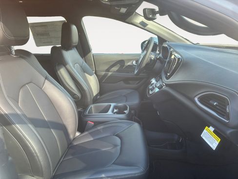 New 2026 Chrysler Pacifica Select image 15