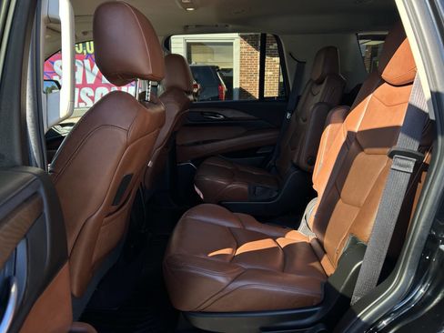 Used 2016 Cadillac Escalade Luxury image 18