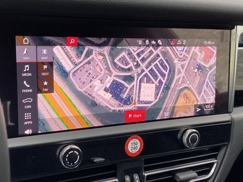 Certified 2024 Porsche Macan image 7