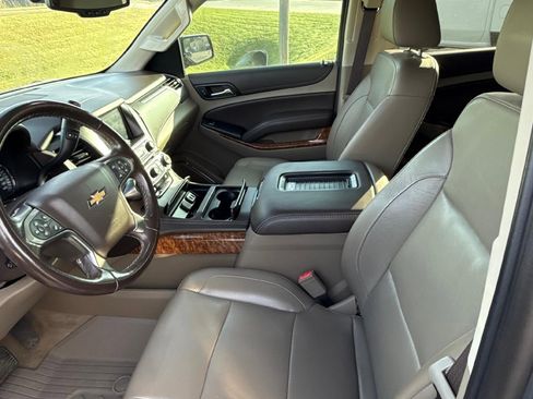 Used 2019 Chevrolet Suburban Premier image 3