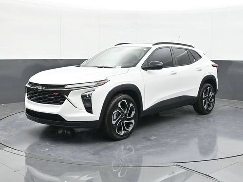New 2026 Chevrolet Trax RS w/ Sunroof Package FWD image 3