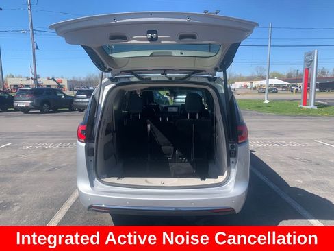 Used 2023 Chrysler Pacifica Touring-L FWD image 12