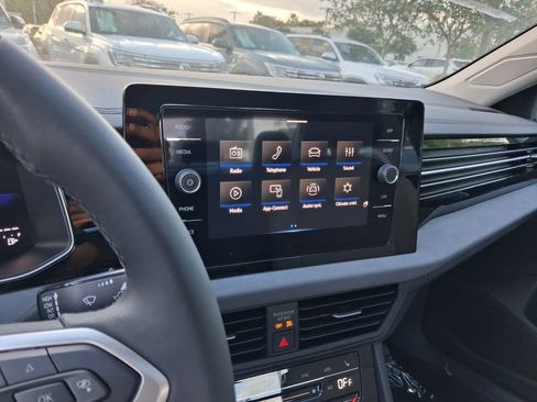 New 2026 Volkswagen Jetta SE FWD image 9