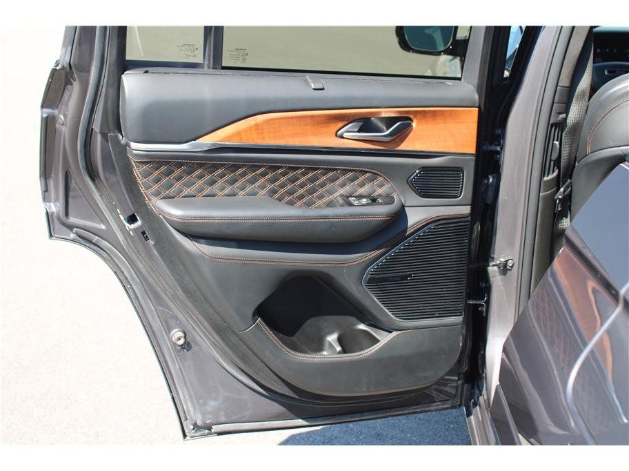 Used 2022 Jeep Grand Cherokee Summit AWD/4WD image 11