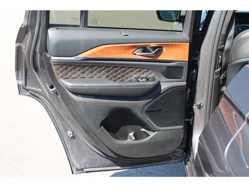 Used 2022 Jeep Grand Cherokee Summit AWD/4WD image 11