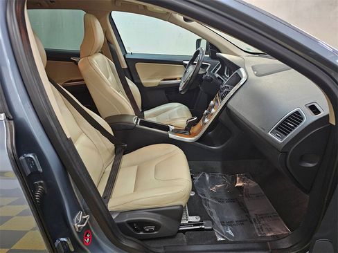 Used 2017 Volvo XC60 T5 Inscription w/ Advanced Package image 11