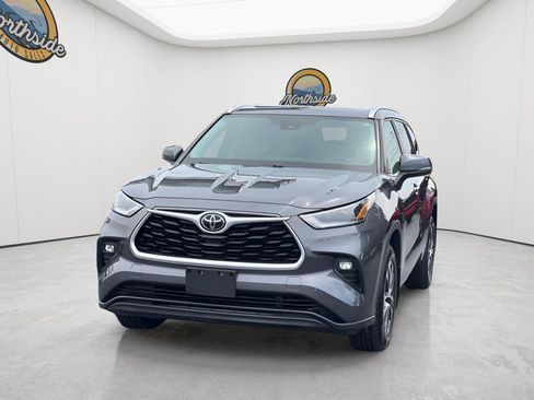 Used 2021 Toyota Highlander XLE AWD/4WD image 1
