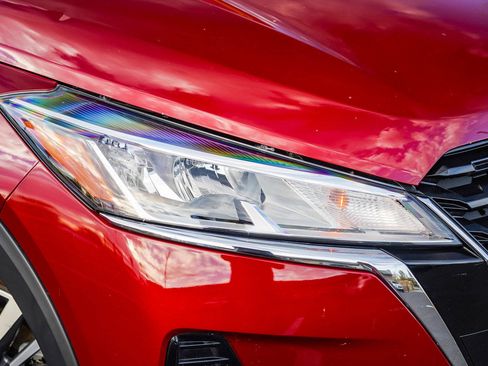 Used 2023 Nissan Kicks SV image 2