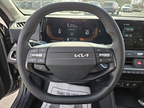 Used 2025 Kia K4 LXS image 23