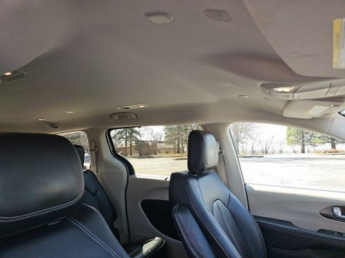 Used 2024 Chrysler Pacifica Touring-L image 13