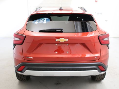 Certified 2024 Chevrolet Trax LT w/ Driver Confidence Package FWD image 5