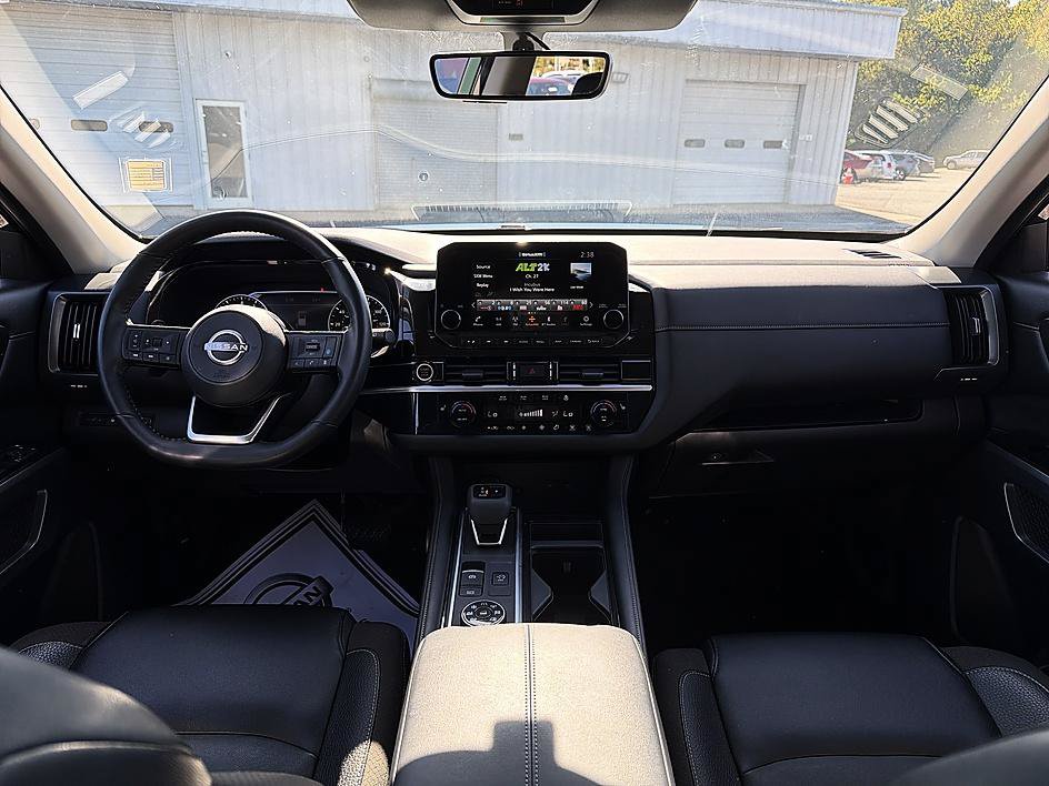 Used 2024 Nissan Pathfinder SL AWD/4WD image 32