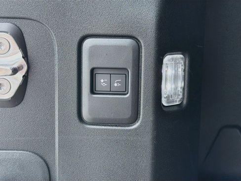Used 2025 Land Rover Defender 110 X-Dynamic SE AWD/4WD image 45