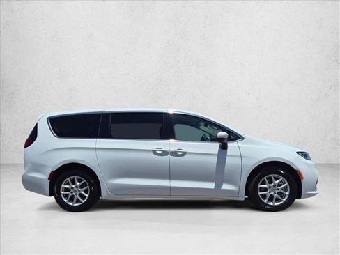 Used 2023 Chrysler Pacifica Touring-L FWD image 4