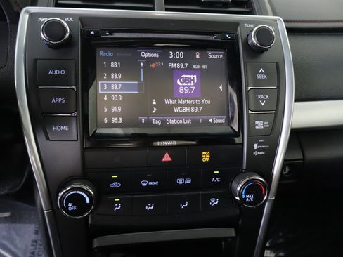 Used 2017 Toyota Camry SE w/ Moonroof Package FWD image 16