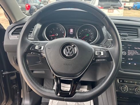 Used 2020 Volkswagen Tiguan SE image 15