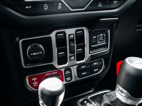 Used 2025 Jeep Gladiator Rubicon w/ Convenience Group AWD/4WD image 35