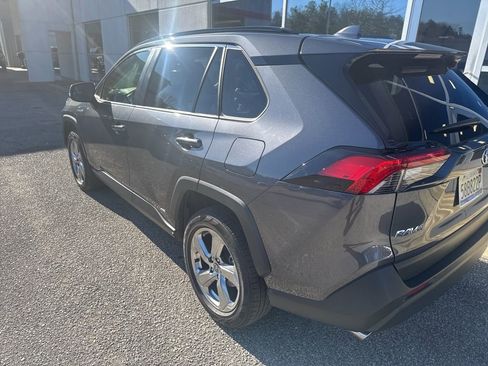 Used 2021 Toyota RAV4 XLE Premium image 2