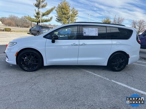 Used 2025 Chrysler Pacifica Limited image 17