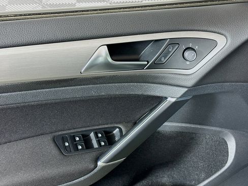Used 2017 Volkswagen Golf S image 18