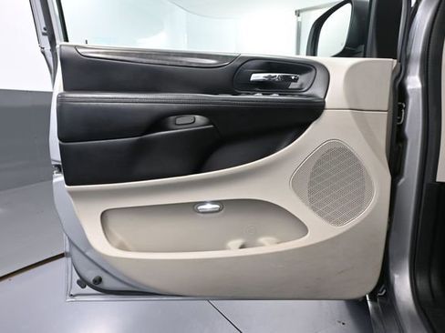 Used 2013 Dodge Grand Caravan SXT FWD image 17