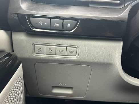 Used 2023 Kia Carnival EX FWD image 24