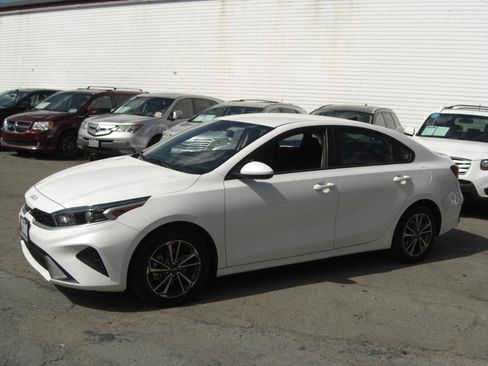 Used 2023 Kia Forte LXS FWD image 3