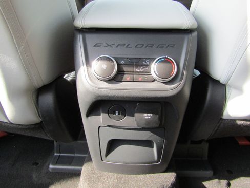 Used 2025 Ford Explorer Platinum w/ Ultimate Package image 35