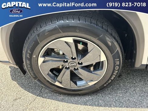 Used 2025 Nissan Rogue SV FWD image 13