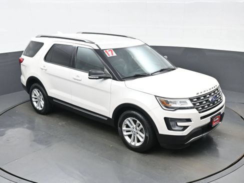 Used 2017 Ford Explorer XLT w/ Equipment Group 202A FWD image 36