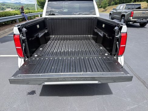 Certified 2025 Toyota Tacoma SR5 AWD/4WD image 21