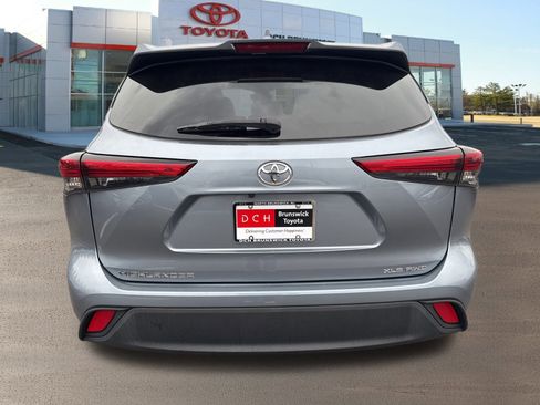Used 2023 Toyota Highlander XLE image 7