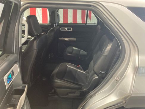 Used 2023 Ford Explorer Limited w/ Equipment Group 301A AWD/4WD image 18
