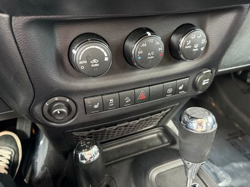 Used 2016 Jeep Wrangler Unlimited Sahara w/ Connectivity Group AWD/4WD image 23