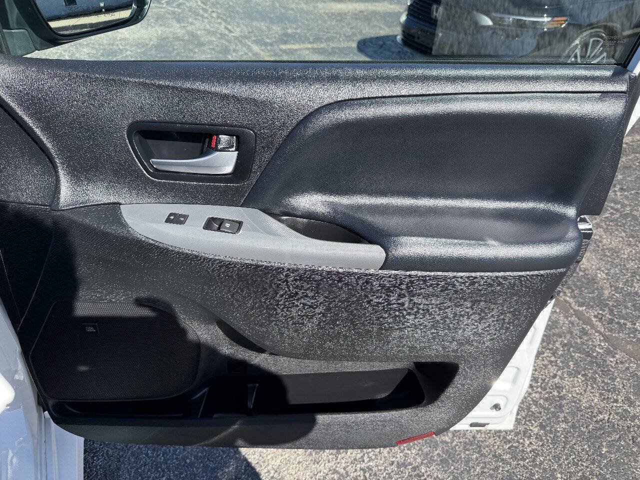 Used 2020 Toyota Sienna SE Premium w/ Nightshade Edition FWD image 24