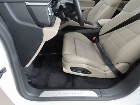 Certified 2025 Porsche Macan 4 Electric AWD/4WD image 39