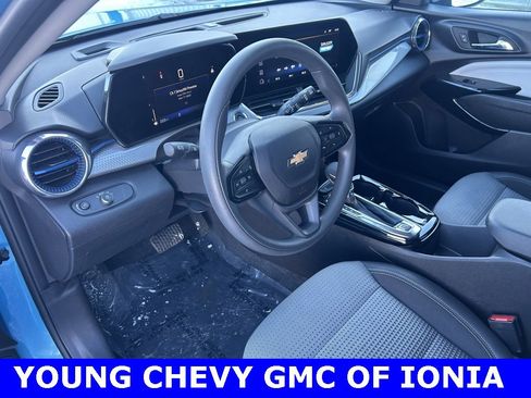 Used 2025 Chevrolet Trax LT image 11