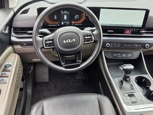 Used 2025 Kia Carnival FWD image 12