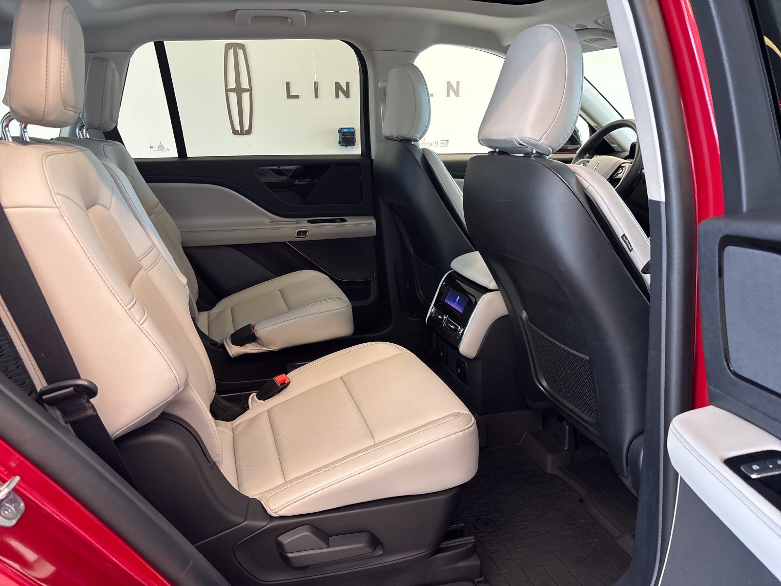 Certified 2026 Lincoln Aviator AWD image 9