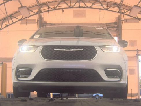 Used 2024 Chrysler Pacifica Touring-L image 4