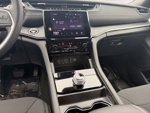 Used 2025 Jeep Grand Cherokee L Laredo w/ Luxury Tech Group I image 11