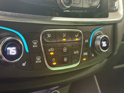 Used 2023 Chevrolet Traverse LT image 15