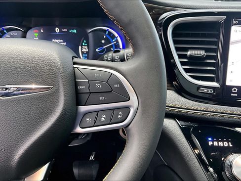 Used 2023 Chrysler Pacifica Pinnacle FWD image 25