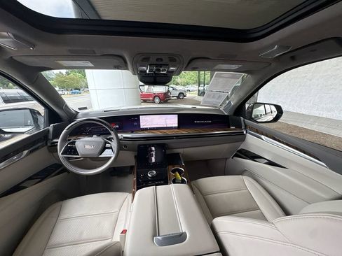 Certified 2025 Cadillac Escalade ESV Sport Platinum w/ LPO, Floor Liner Package AWD/4WD image 21