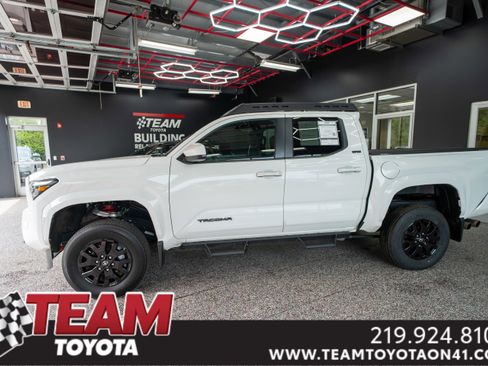 Used 2025 Toyota Tacoma SR5 AWD/4WD image 1